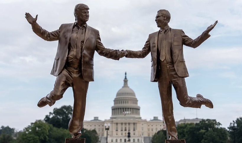 Estatua de Trump y Epstein tomados de la mano de la Explanada Nacional en D. C.