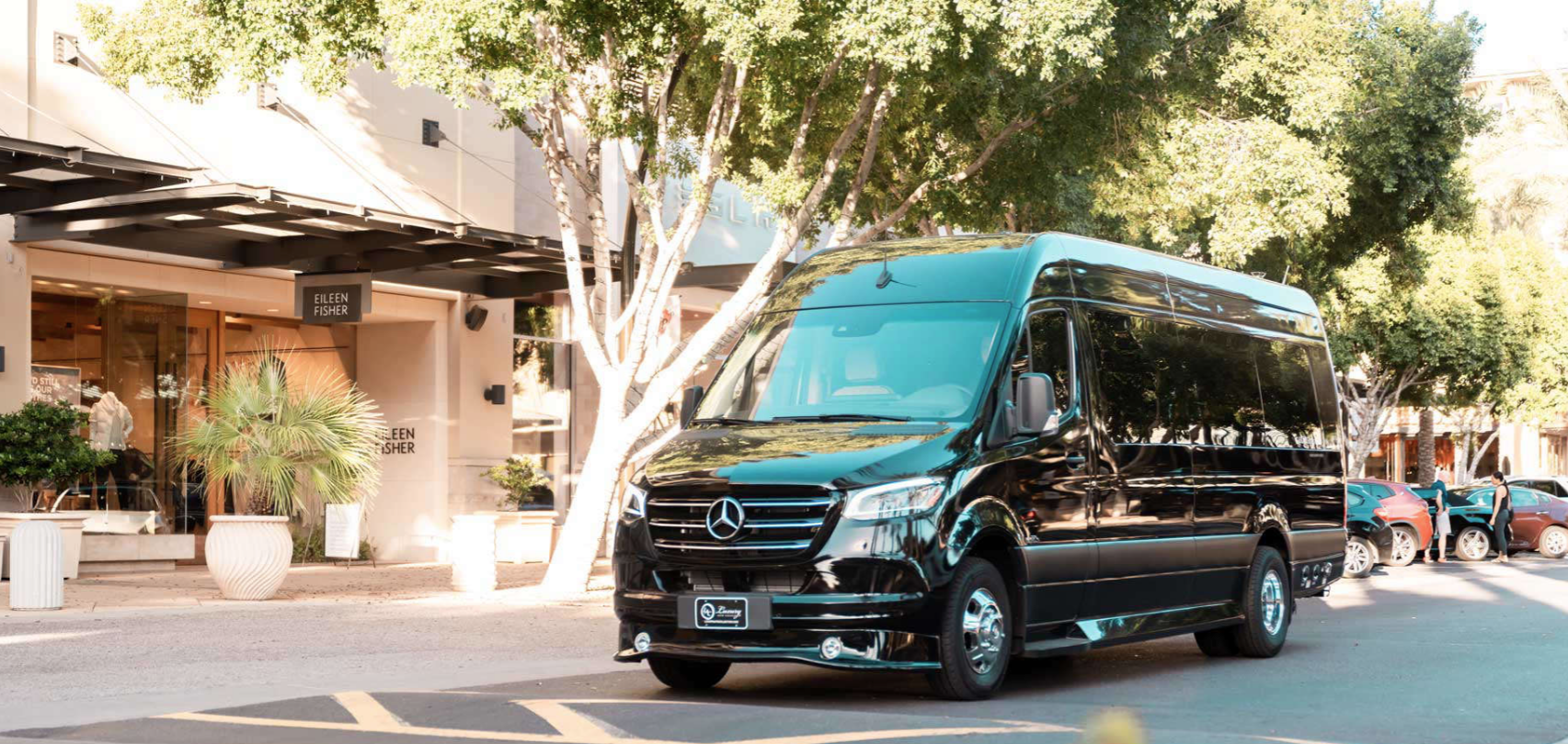 La marcha de Mercedes-Benz hacia la electrificación abarca multitud de posibilidades. En un extremo del espectro se encuentra el SUV EQS, una nave con forma de huevo adornada con iluminación ambiental y pantallas de pared a pared repletas de gráficos nítidos. Y en el otro extremo, se encuentra la Mercedes-Benz eSprinter 2025. La variante eléctrica de la longeva furgoneta comercial Sprinter que evita las lujosas prestaciones del SUV EQS, pero su funcionamiento silencioso, suave y ágil, sin mencionar la autonomía y eficiencia considerablemente mejoradas en esta última versión, demuestra por qué las furgonetas eléctricas proliferarán en la próxima década. Mercedes lanzó la Sprinter eléctrica para el mercado europeo en diciembre de 2019, pero su escasa autonomía apenas superó los 100 millas en las condiciones adecuadas, lo que la convierte en una propuesta difícil para Norteamérica. Sin embargo, esta eSprinter de segunda generación está lista para llegar lejos en los EE. UU., particularmente en la configuración de nuestro vehículo de prueba: una carrocería de techo alto con una distancia entre ejes de 170.0 pulgadas y una longitud total de 280.4 pulgadas. La Mercedes-Benz eSprinter eléctrica de batería debutó hace apenas unos meses, pero tanto esta como la Sprinter estándar ya se actualizando para el modelo 2025. Esta furgoneta de tamaño completo mantiene su modelo de 170 pulgadas de distancia entre ejes, impulsada por una batería de 113.0 kWh (la única versión disponible en el lanzamiento), y la eSprinter ahora ofrece una batería de 81.0 kWh. El motor de 81.0 kWh está disponible en la misma furgoneta de techo alto y caja grande, o en una nueva carrocería más pequeña con una altura de techo estándar (11.4 pulgadas más baja), una distancia entre ejes de 144 pulgadas y una longitud total unos 40 pulgadas menor. El modelo más pequeño con la batería más pequeña también reduce drásticamente el precio de entrada. El mismo motor eléctrico trasero, con una potencia estándar de 134-hp, se alimenta mediante batería o se puede optar por una versión mejorada de 201-hp. El par motor es de 295 lb-pie. La eSprinter es demasiado grande para las estimaciones de autonomía de la EPA, pero en el ciclo WLTP europeo, el modelo actual de 113.0 kWh ofrece una autonomía de 297 millas (lo que equivale aproximadamente a 252 millas según la EPA). La versión de 81,0 kWh con la misma carrocería alcanza los 305 km WLTP (unas 161 millas en el ciclo EPA) y las 204 millas WLTP (173 millas en EE.UU.) con la carrocería más pequeña. Mercedes afirma que la mayoría de las furgonetas de carga se utilizan para viajes diarios de reparto a menos de 150 millas, por lo que incluso la fuente de energía más pequeña debería ser suficiente. Dado el tamaño de nuestra furgoneta de techo alto (con una imponente altura de 274 cm) y un peso en vacío de 3227 kg, esta autonomía parece adecuada para la función prevista de la eSprinter: repartos locales. Una bomba de calor de serie ayuda a mitigar los problemas de eficiencia en climas fríos, y los modos de conducción Eco y Máxima Autonomía mejoran la autonomía al limitar la potencia, aunque no creemos que muchos conductores quieran reducirla a la baja potencia de 107-hp de esta última. A la hora de recargar, la eSprinter puede equiparse opcionalmente con un cargador rápido de CC de hasta 115 kW (50 kW de serie), con una carga de la batería del 10 % al 80 % en tan solo 42 minutos. La velocidad máxima de carga de Nivel 2 es de 9,6 kW. Si necesita recorrer más distancia, la Sprinter estándar continúa con su motor turbodiésel de 2.0 litros. Este motor genera 168 caballos de fuerza y ​​295 lb-pie, o 208 caballos de fuerza y ​​332 lb-pie en la versión de alto rendimiento. La Sprinter con motor de combustión también ofrece tracción total opcional, mientras que la versión eléctrica solo tiene tracción trasera. La eSprinter sigue siendo exclusivamente una furgoneta de carga, pero la Sprinter estándar está disponible en las versiones de carga, de tripulación (con capacidad para hasta cinco personas), versión de pasajeros (con capacidad para hasta 15 personas) o con chasis cabina. Todas las Sprinter incorporan nuevas características para 2025. El sistema de monitoreo de punto ciego permite advertir a los conductores de la presencia de un ciclista a su derechao izquierda. El sistema de cámara de 360 ​​grados ahora también escanea el área inmediatamente delante de la furgoneta y avisa de la presencia de un peatón o ciclista en esa zona al iniciar la marcha. También está disponible un volante calefactable. Precios Con una batería más pequeña y una carrocería más compacta, el precio de entrada de la eSprinter se reduce en unos $10,000, y llega hasta $63,545. La versión con batería más grande tiene un precio inicial de $75,855. Los precios base para el Sprinter 2025 con motor de combustión varían desde $53,195 para la camioneta de carga hasta $59,295 para la camioneta de pasajeros.