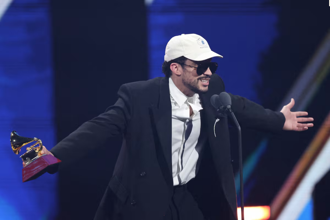 Karol G recoge el premio a mejor canción del año por ‘Si Antes Te Hubiera Conocido’, en los Latin Grammy de 2025.