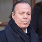 Julio Iglesias ahora demanda a medio español que publicó denuncias de dos de sus exempleadas: Lo acusa de «montaje»