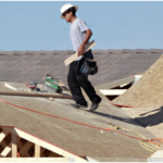 Mujer contrató inmigrantes para arreglar su techo y los denunció a ICE