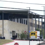 Estudiante dispara contra su profesora y luego se quita la vida en una escuela de Texas