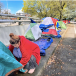 El alcalde de Portland solicita millones a los condados de Washington y Clackamas para ayudar a financiar refugios para personas sin hogar