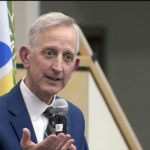 El alcalde Keith Wilson habló sobre los planes para el futuro de Portland en el discurso sobre el Estado de la Ciudad