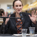 Alcaldesa de Seattle abandona una conferencia de prensa al escuchar varios disparos