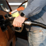 En 10 estados la gasolina ya supera $5 por galón y muchos conductores cambian hábitos para ahorrar