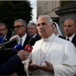 Trump critica al papa nuevamente por situación en Irán y arremete contra el alcalde de Chicago