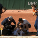 Dramáticas escenas en Roland Garros: Jakub Mensik, 27 del mundo, colapsa en plena cancha tras ganar un partido de casi 5 horas