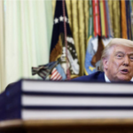 Trump firma un decreto para facilitar el despido de 8,000 empleados federales