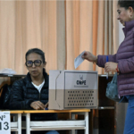 Perú vota en un reñido balotaje para elegir a su noveno presidente en 10 años