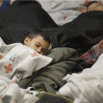 500 niños inmigrantes podrían ser deportados en los próximos días, anticipa el senador Ron Wyden