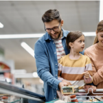 Cinco gastos que ya cuestan más de $10,000 al año a las familias con niños en EE.UU.