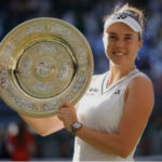 Noskova doblegó a su compatriota Muchova, triunfó en Wimbledon y levantó su primer título de Grand Slam