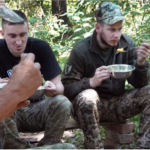 Voluntarios internacionales cocinan comidas vitales en Leópolis para soldados ucranianos