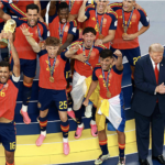 Se quedó en el escenario junto a los campeones: La insólita imagen de Trump tras el triunfo de España en la final del Mundial