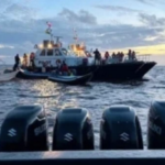 Rescatan a 67 personas, entre ellas 15 niños, tras volcar ferry con 133 viajeros en Guyana