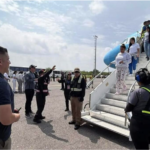 Primer vuelo con deportados llega a Venezuela tras sismos. Activistas critican la medida