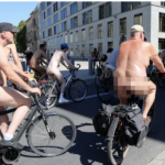 Quinientos ciclistas desnudos recorren Berlín para promover el nudismo