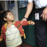 ¿Por qué los niños migrantes se quedaron sin ayuda legal y en riesgo de deportación?