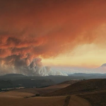 El incendio Grasshopper ha destruido 6 viviendas y más de una docena de dependencias