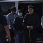 Corte frena desafío a la ley que Trump invocó para deportar inmigrantes