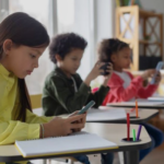 Padres de Portland abogan por límites al tiempo frente a la pantalla y una moratoria de cinco años sobre la Inteligencia Artificial (IA)