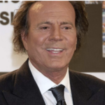 Demandantes de Julio Iglesias piden a la justicia española tramitar su nueva denuncia
