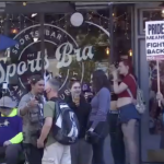 Nuevos enfrentamientos entre manifestantes frente al bar deportivo «The Sports Bra» en Portland