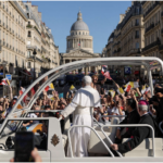Papa León al frente del mayor acto celebrado en Francia, mientras las multitudes esperan un mensaje de paz