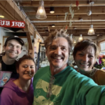 Pedro Pascal hace una parada en una cafetería de Astoria