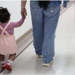 Sin abogado ante un juez, niños migrantes quedan expuestos a la deportación en EEUU