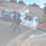 Agentes utilizaron gases lacrimógenos después de que miembros de la comunidad bloquearan vehículos de ICE en Salem