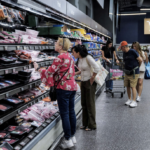 Confianza del consumidor en EEUU ronda mínimo histórico antes de elecciones de mitad de mandato