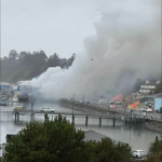 Equipos combaten un gran incendio en la planta de Pacific Seafood en el frente marítimo de Newport; se han llevado a cabo evacuaciones