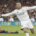 Con un gol de Mbappé sobre el final, Real Madrid venció al Barcelona en un tremendo partidazo y se enciende la Liga