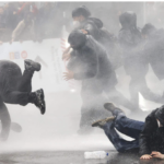 Manifestantes se enfrentan a la policía en Bruselas durante marcha de sindicatos y estudiantes