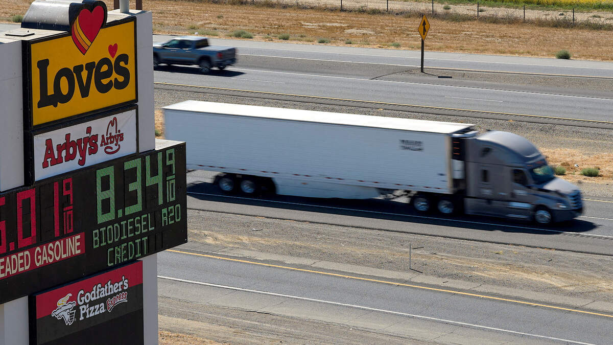 FOTO DE ARCHIVO: Un camión pasa junto a un cartel que muestra los precios del combustible, California, EEUU